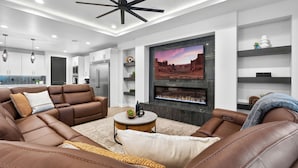 Living area - 7-bedroom townhome in delightful Hurricane with cool AC (Hurricane)