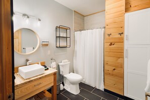Douche, articles de toilette gratuits, sèche-cheveux