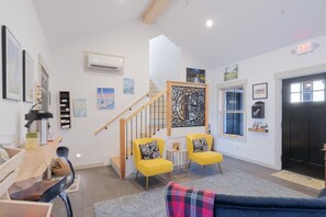 Junior Room, 1 Queen Bed, Non Smoking | Interior