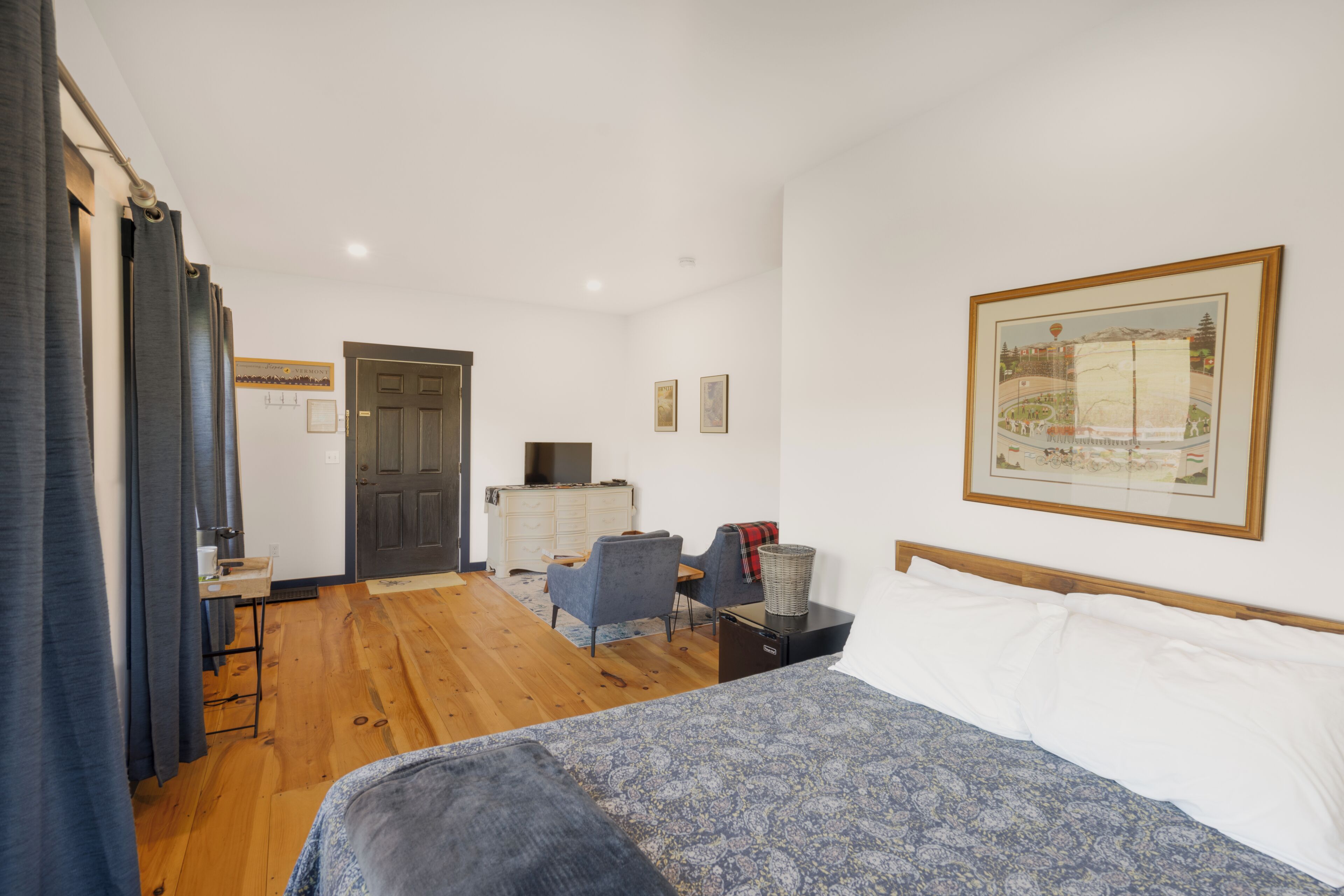 Comfort Room, 1 Queen Bed, Non Smoking | Blackout drapes, iron/ironing board, free WiFi