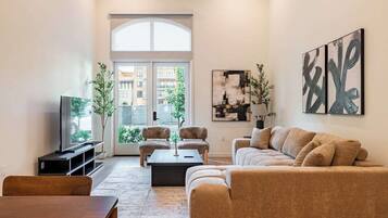 Smart-TV, fotballspill og bordtennis