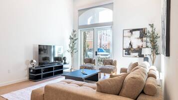 Smart-TV, fotballspill og bordtennis