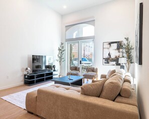 Smart-TV, fotballspill og bordtennis