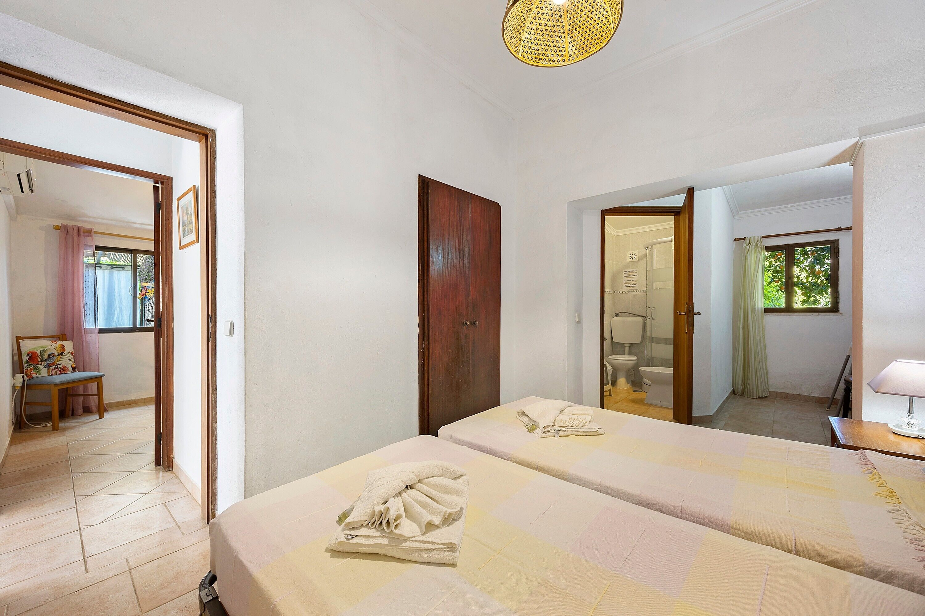 Silitysrauta/-lauta, Wi-Fi, vuodevaatteet