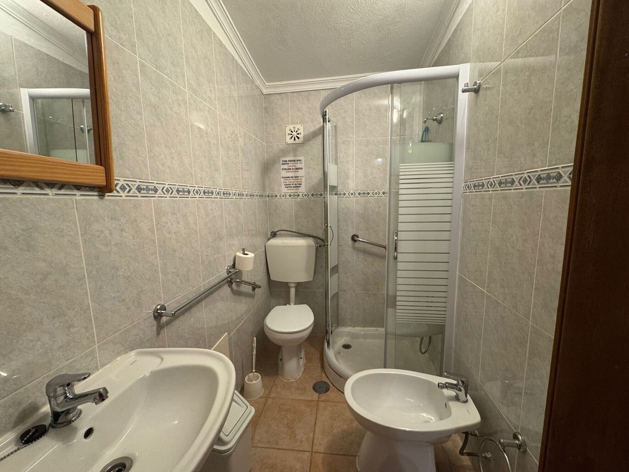 Suihku, hiustenkuivaaja, pyyhkeet