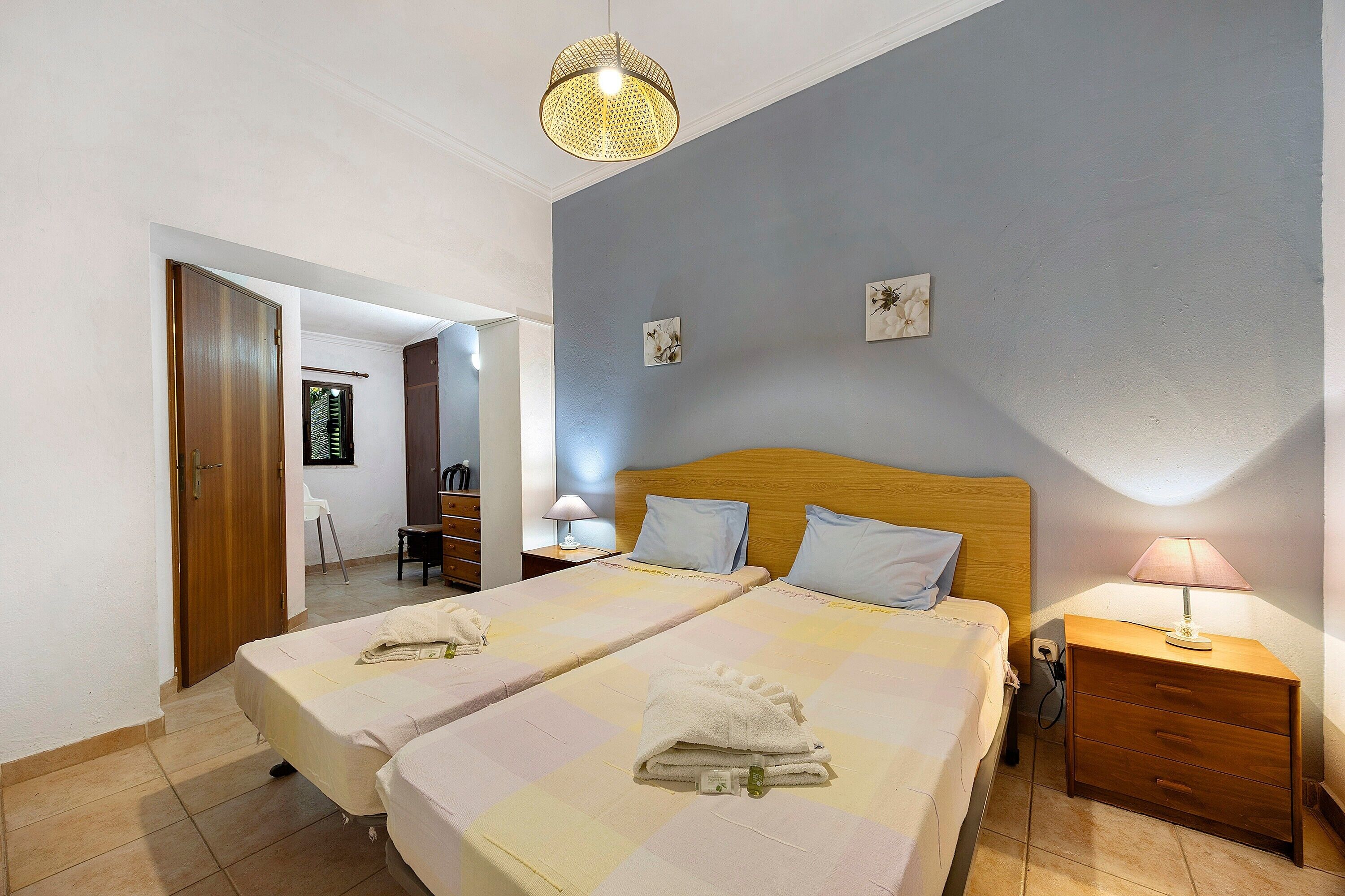 Iron/ironing board, WiFi, bed sheets