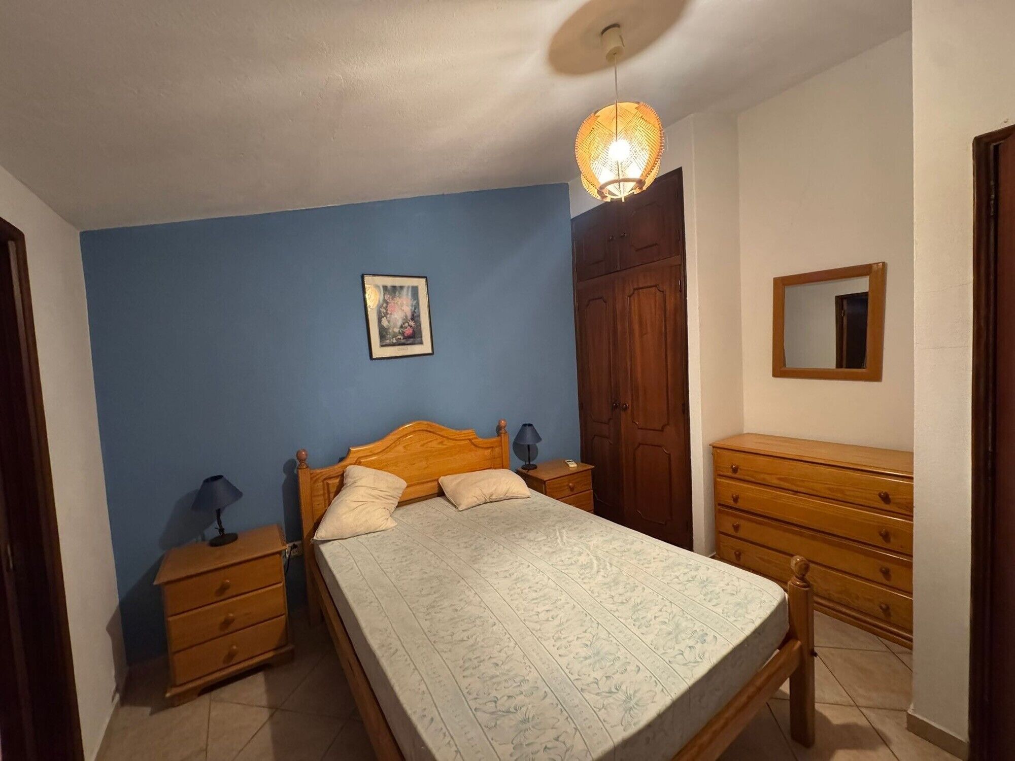 Silitysrauta/-lauta, Wi-Fi, vuodevaatteet