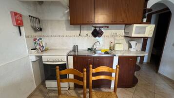 KĂŒhlschrank, Mikrowelle, Ofen, Herdplatte