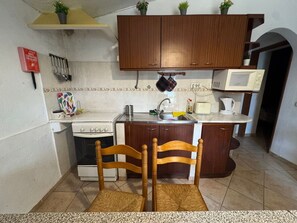 Fridge, microwave, oven, stovetop - Holiday Home 'Buganvília' with Shared Pool and Wi-Fi (Luz)