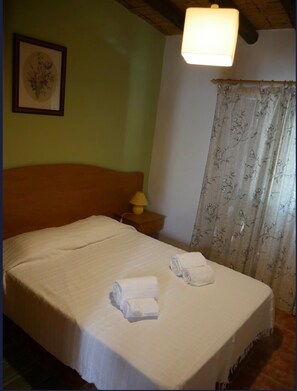 Iron/ironing board, WiFi, bed sheets - Holiday Home 'Buganvília' with Shared Pool and Wi-Fi (Luz)