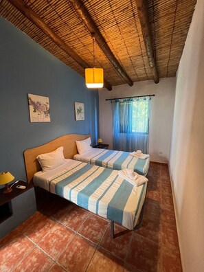 Tabla de planchar con plancha, wifi y ropa de cama 