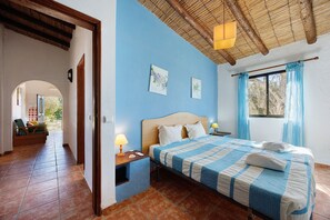 Tabla de planchar con plancha, wifi y ropa de cama 