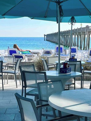 Outdoor dining - Entire home in Pensacola, Florida close to beaches & restaurants (Pensacola)