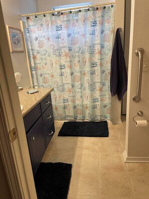 Shower, hair dryer, towels, soap - Entire home in Pensacola, Florida close to beaches & restaurants (Pensacola)