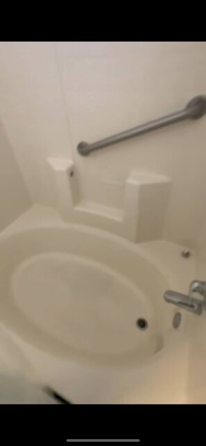 Shower, hair dryer, towels, soap - Entire home in Pensacola, Florida close to beaches & restaurants (Pensacola)