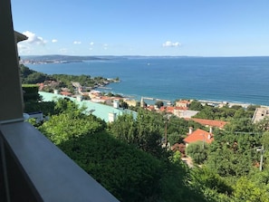 Une ville côtière avec des bâtiments, un ciel dégagé et une vue sur la mer.