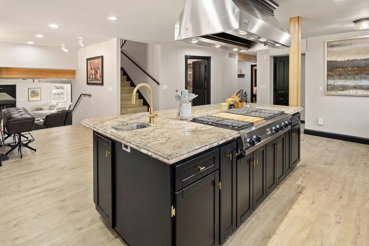 Rom – comfort | Eget kjøkken | Kjøleskap, mikrobølgeovn, ovn og kokeplater