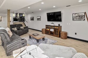 Comfort Room | Living area - The Three Bears Retreat - King suites (Cle Elum)