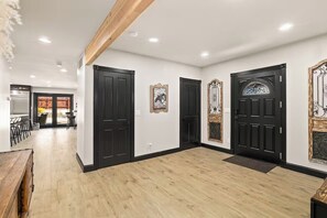 Comfort Room | Interior - The Three Bears Retreat - King suites (Cle Elum)