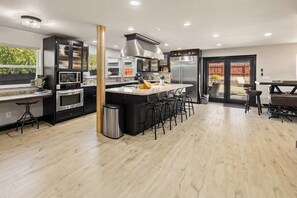 Comfort Room | Private kitchen | Fridge, microwave, oven, stovetop - The Three Bears Retreat - King suites (Cle Elum)