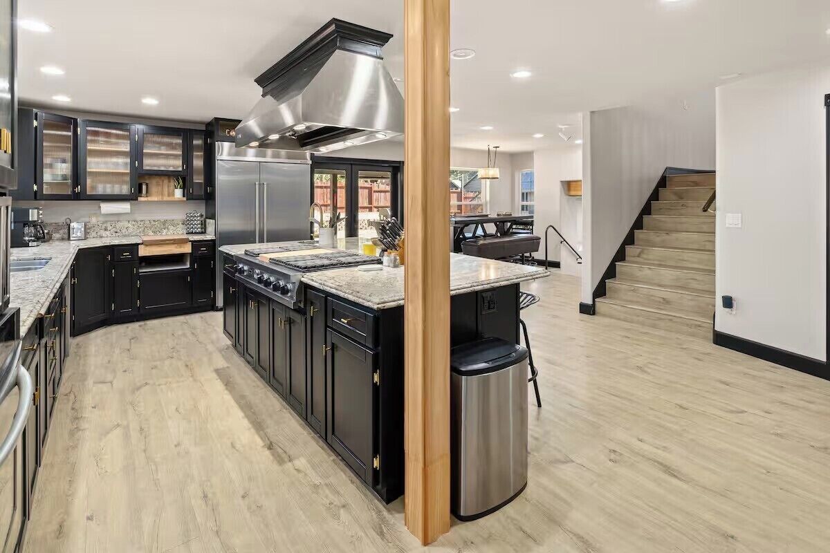 Rom – comfort | Eget kjøkken | Kjøleskap, mikrobølgeovn, ovn og kokeplater