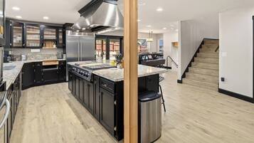 Habitación Confort | Cocina privada | Refrigerador, microondas, horno y parrilla de estufa