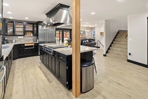 Comfort Room | Private kitchen | Fridge, microwave, oven, stovetop - The Three Bears Retreat - King suites (Cle Elum)