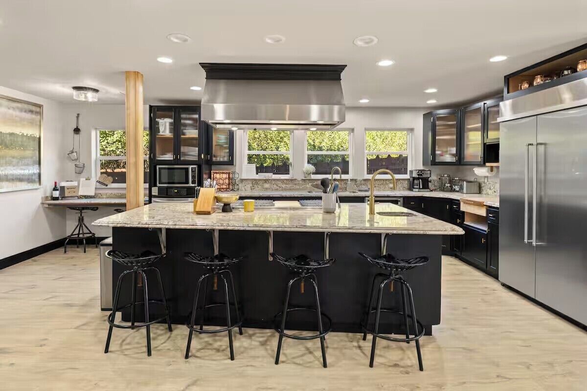 Comfort Room | Private kitchen | Fridge, microwave, oven, stovetop