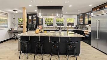 Comfort Room | Private kitchen | Fridge, microwave, oven, stovetop