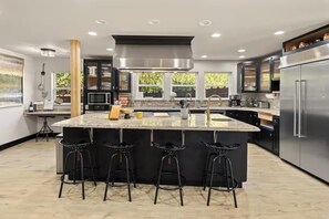 Habitación Confort | Cocina privada | Frigorífico, microondas, horno y placa de cocina