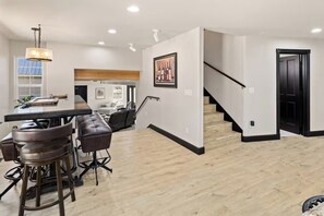 Comfort Room | Interior - The Three Bears Retreat - King suites (Cle Elum)