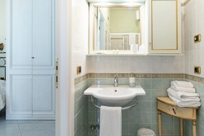 Unclassified image, 4 of 16, button - Two Bedroom Deluxe Apartment - Pink (Diecimo)