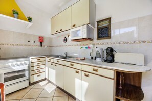 Fridge, microwave, oven, stovetop - Holiday Home 'Malmequer' with Shared Pool and Wi-Fi (Luz)