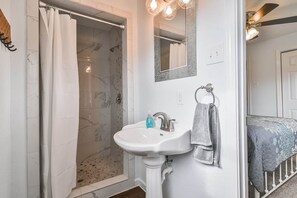 A bathroom with a shower, sink, and mirror. - ♥Lady Victory♥Walk to Beach & Pleasure Pier/BBQPit (Galveston)