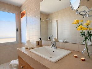 Shower, towels - Sunset Oasis Villa with Private Pool, Wi-Fi, and Air Conditioning (Las Palmas)