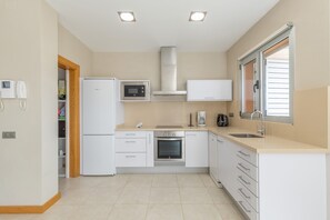 Fridge, microwave, oven, stovetop - Sunset Oasis Villa with Private Pool, Wi-Fi, and Air Conditioning (Las Palmas)