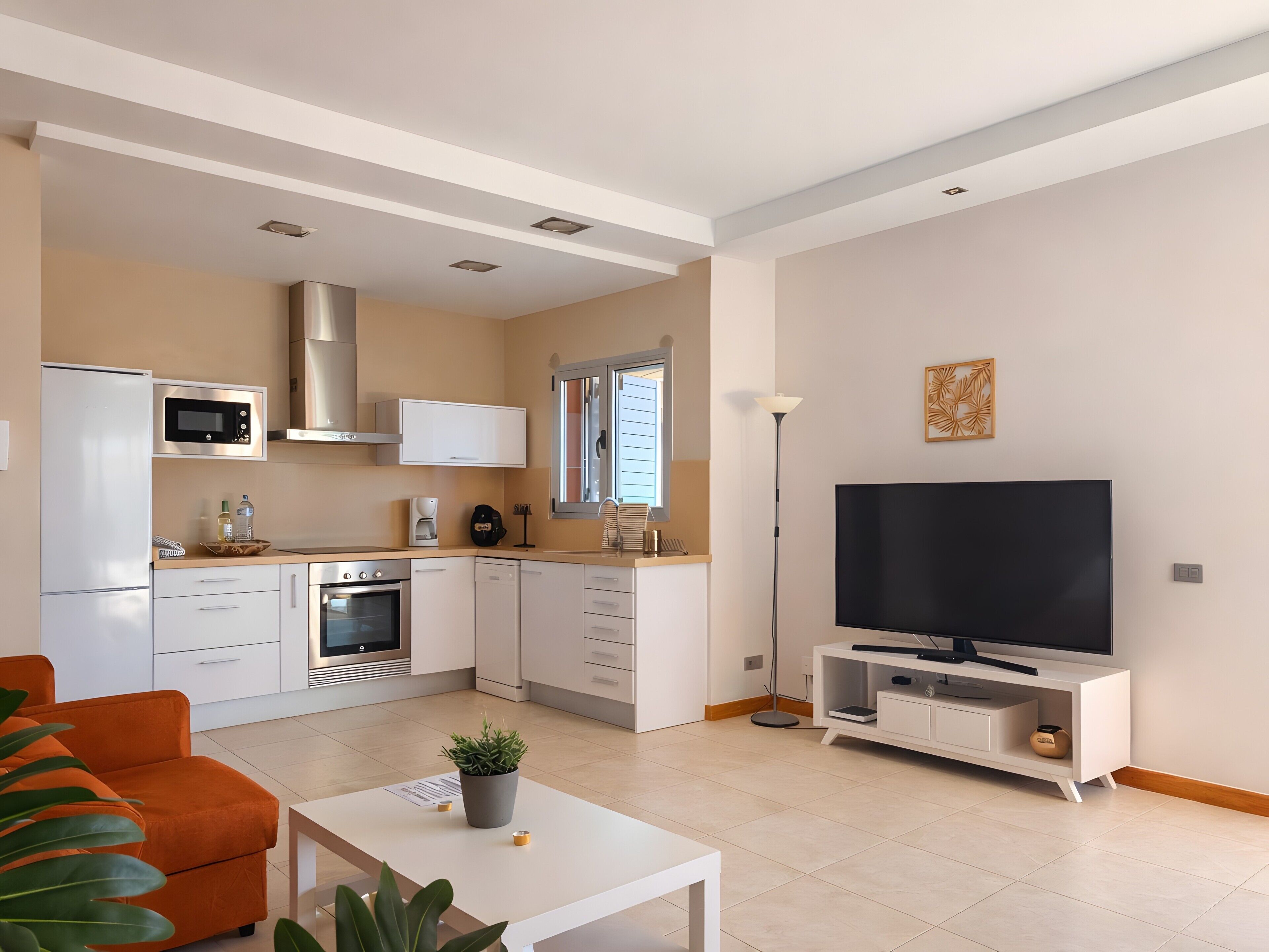 Frigorífico, microondas, horno y placa de cocina