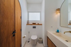 Douche, sèche-cheveux, bidet, serviettes fournies