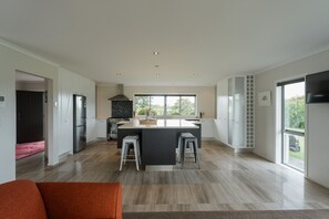 Interior - ⭐️ The Wine Country Retreat by Homello  ⭐️|Pool • Near Wineries & Wedding Venues • Spacious (Kumeū)