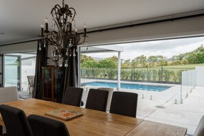 Dining - ⭐️ The Wine Country Retreat by Homello  ⭐️|Pool • Near Wineries & Wedding Venues • Spacious (Kumeū)