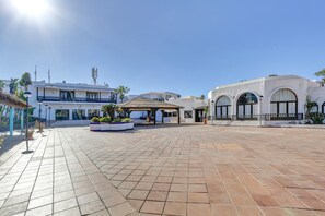 Exterior - Holiday Apartment 'Alvates' with Shared Pool, Wi-Fi and Air Conditioning (Corralejo)