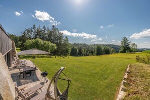 Outdoor dining - Modern design apartment with a view of the Dreisesselberg.<br>With sauna, roof terrace, outdoor bathtub and custom-made furnishings.<br>Perfect for two adults who appreciate peace and quality. (Breitenberg)