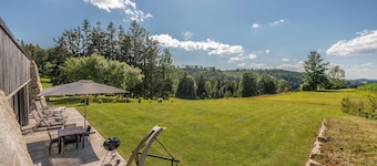 Modern design apartment with a view of the Dreisesselberg.<br>With sauna, roof terrace, outdoor bathtub and custom-made furnishings.<br>Perfect for two adults who appreciate peace and quality.