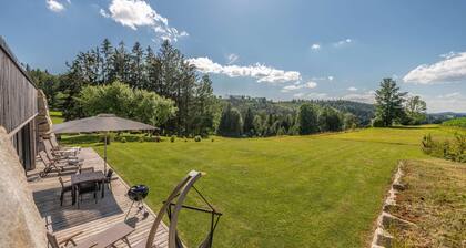 Modern design apartment with a view of the Dreisesselberg.<br>With sauna, roof terrace, outdoor bathtub and custom-made furnishings.<br>Perfect for two adults who appreciate peace and quality.