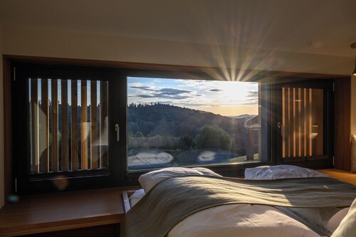 Modern design apartment with a view of the Dreisesselberg.<br>With sauna, roof terrace, outdoor bathtub and custom-made furnishings.<br>Perfect for two adults who appreciate peace and quality.