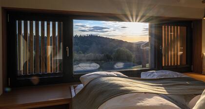 Modern design apartment with a view of the Dreisesselberg.<br>With sauna, roof terrace, outdoor bathtub and custom-made furnishings.<br>Perfect for two adults who appreciate peace and quality.