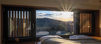 Modern design apartment with a view of the Dreisesselberg.<br>With sauna, roof terrace, outdoor bathtub and custom-made furnishings.<br>Perfect for two adults who appreciate peace and quality.
