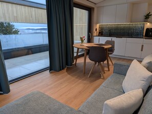 Interior - Modern design apartment with a view of the Dreisesselberg.<br>With sauna, roof terrace, outdoor bathtub and custom-made furnishings.<br>Perfect for two adults who appreciate peace and quality. (Breitenberg)