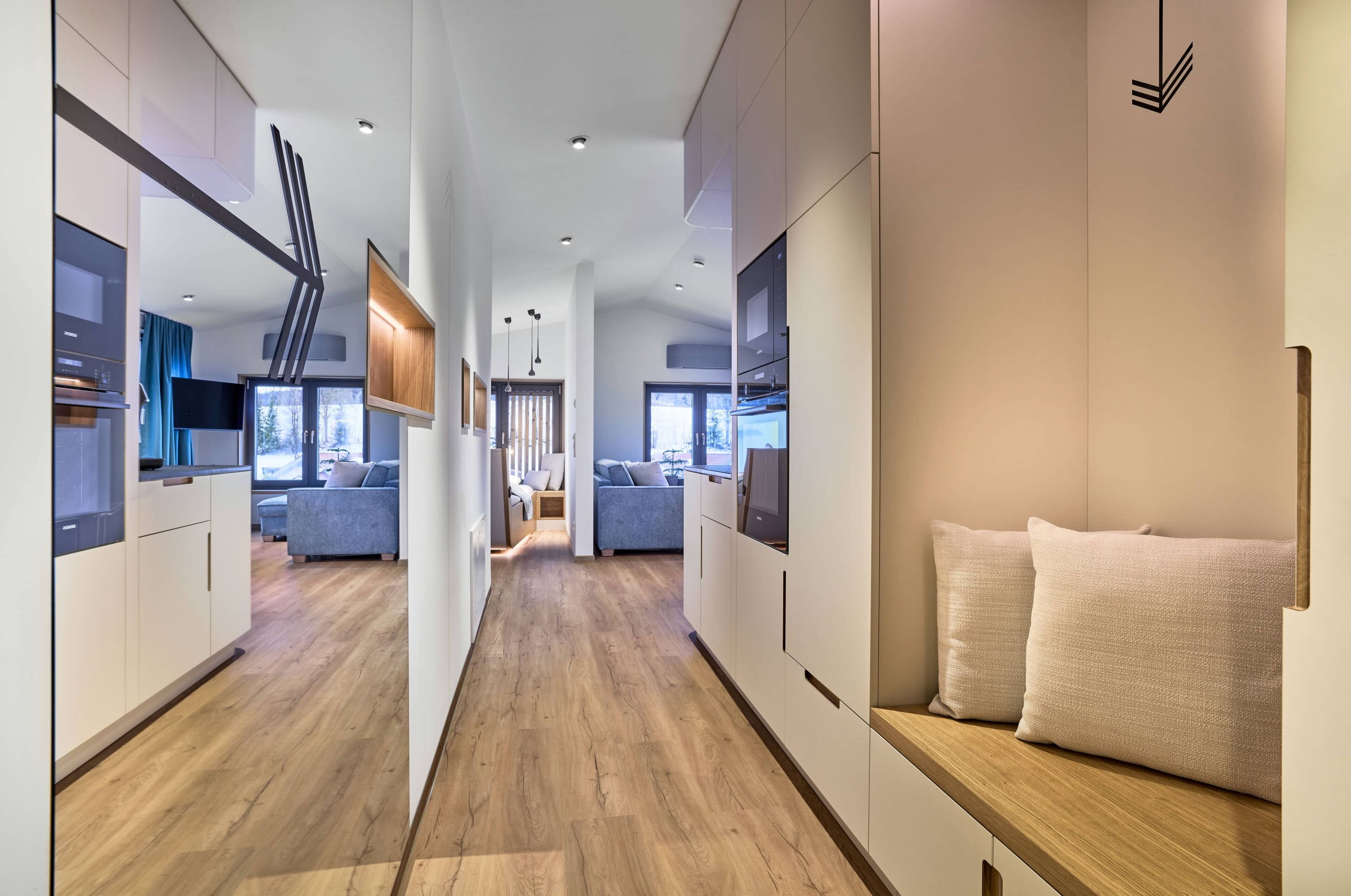 Tischtennisplatte, Bücher, Stereoanlage