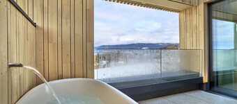 Modern design apartment with a view of the Dreisesselberg.<br>With sauna, roof terrace, outdoor bathtub and custom-made furnishings.<br>Perfect for two adults who appreciate peace and quality.
